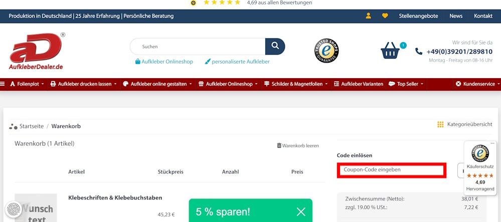 Warenkorb von Aufkleberdealer mit rotmarkiertem Einabefeld für Rabattcodes