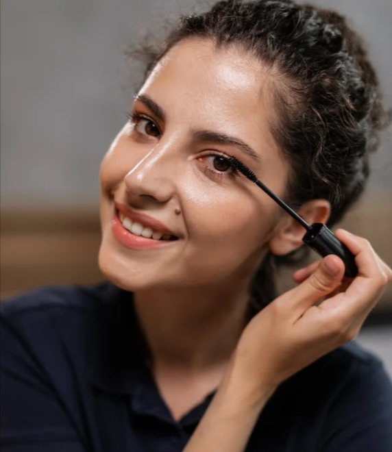 donna che si trucca con uno dei tanti prodotti disponibili su Freshly Cosmetics grazie ai numerosi sconti Freshly Cosmetics