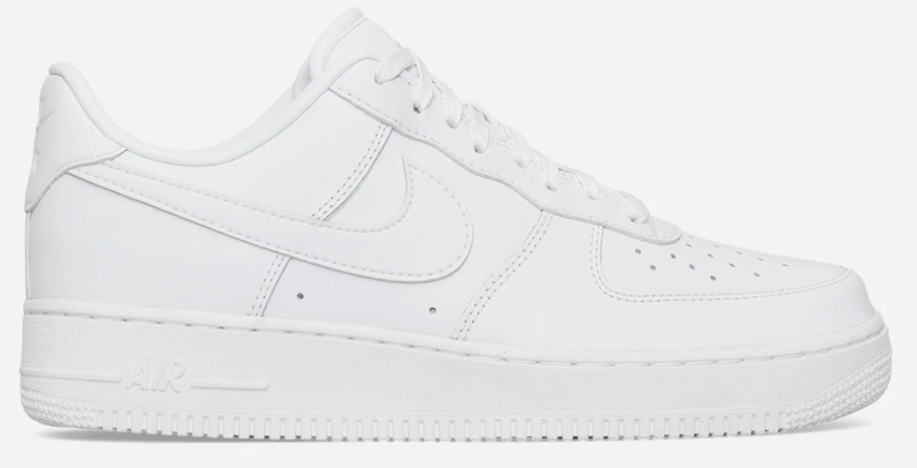 Die Seitenansicht eines Air Force 1 Sneaker in Weiß von Nike, als einzelner Schuh
