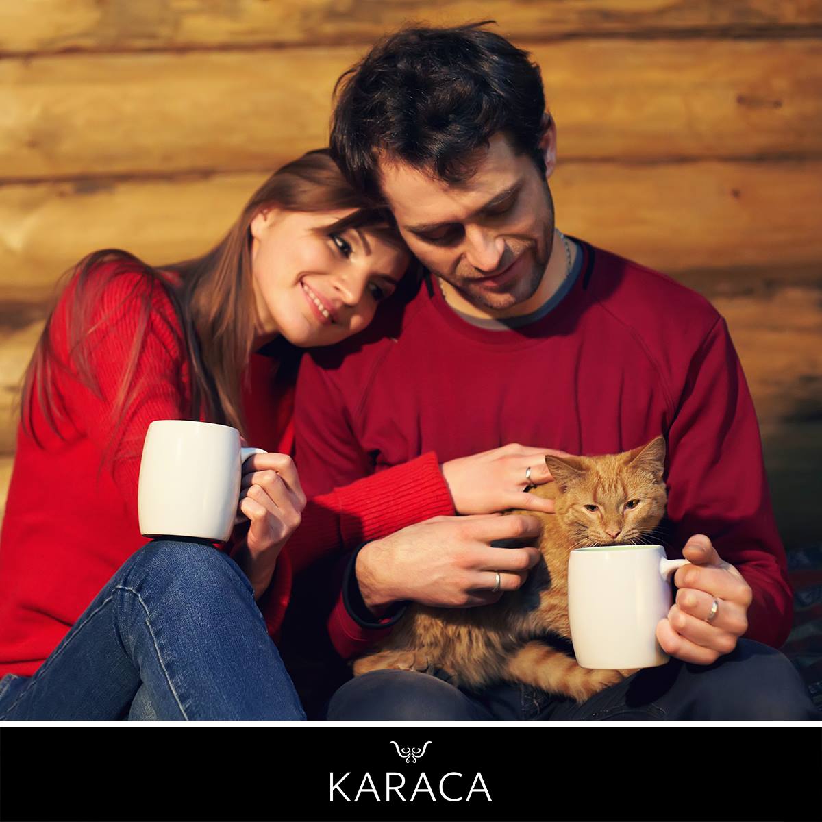 Genç kadın eşiyle beraber Karaca porselen fincanından kahve içiyor