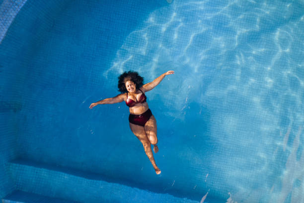 une femme ronde en maillot de bain et des codes de réduction cupshe