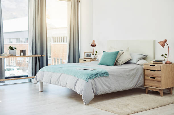 une chambre au millieu de laquelle il y'a un lit dréssé à  l'aide d'une couette de lin disponible chez Home Beddings & Curtains  avec un code promo Home Beddings & Curtains