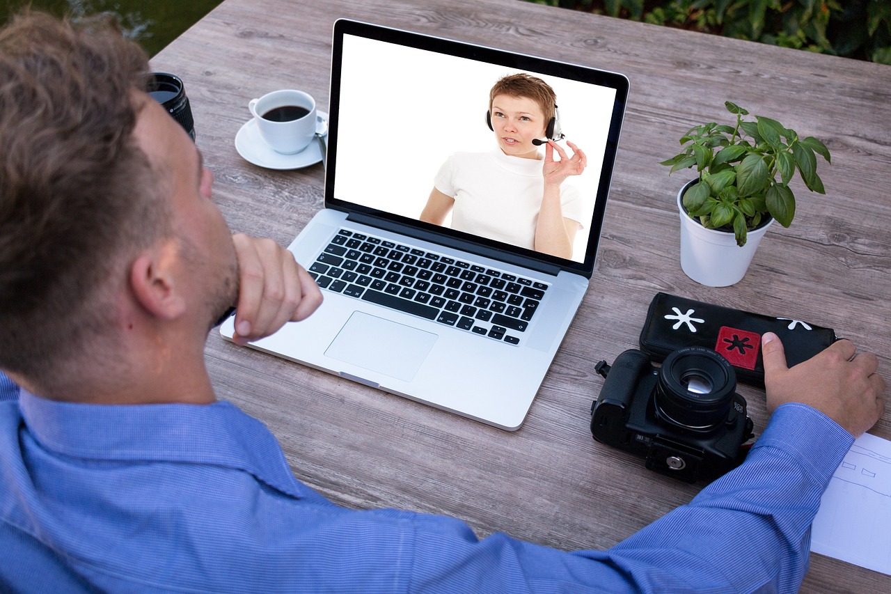Udemy online İngilizce kursu satın alan genç adam internette ders izliyor