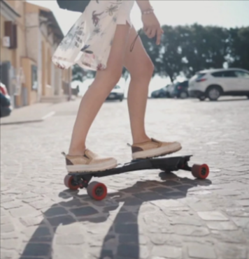 ragazza che utilizza lo skateboard elettrico mentre gira in cittá, da comprare con un codice sconto Linky