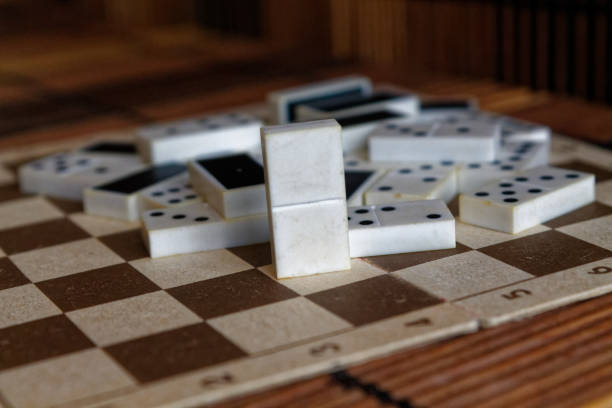 un ensemble de cubes de jeux blancs avec des pointillés de couleurs noire et rouge sur diverses faces. n'oubliez pas les bons de réductions ici-turf