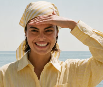ragazza che indoosa camicia da donna da poter comprare con un codice sconto PINKO online
