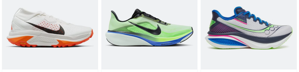 Drei jeweils verschiedene Nike-Schuhe nebeneinander präsentiert