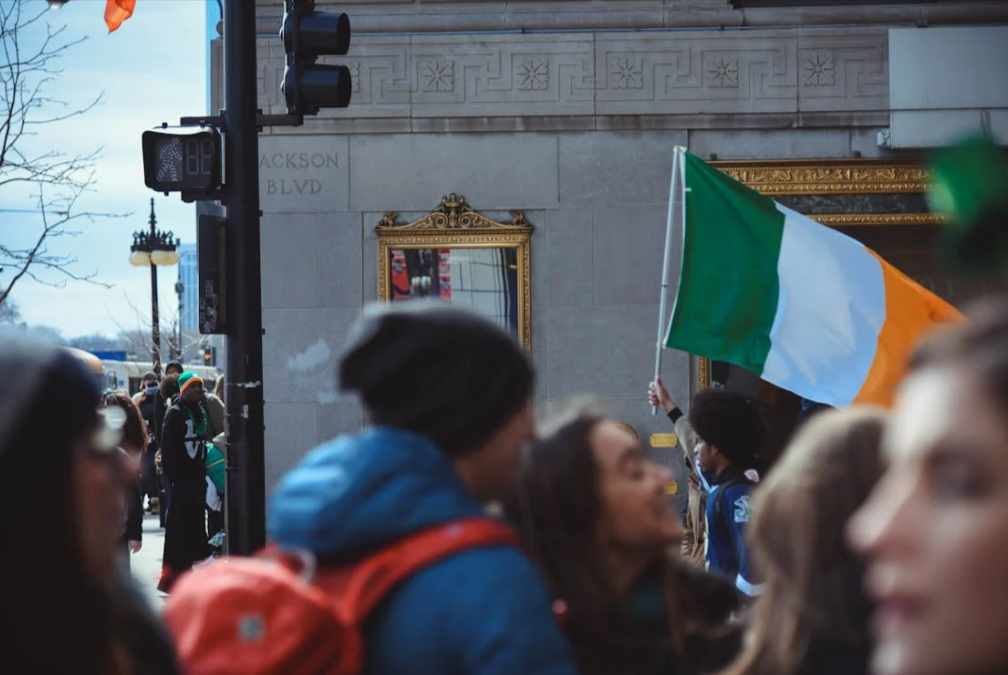 gruppo si persone che festeggiano in piazza con dei prodotti comprati con un codice sconto St. Patrick's Day