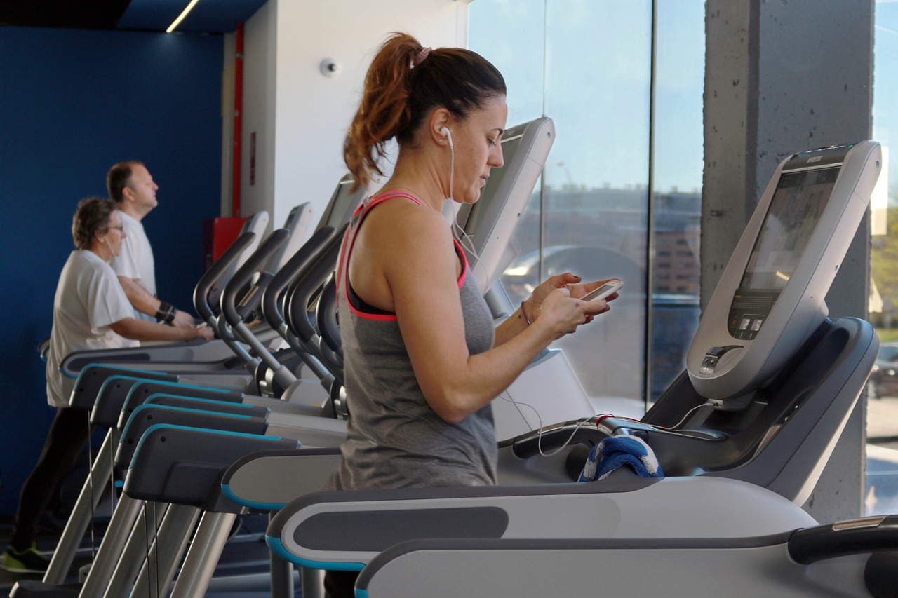 persona haciendo ejercicio en un gimnasio buscando ofertas de gimnasios y fitness