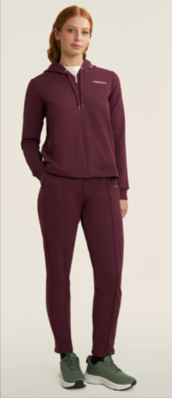 ragazza che indossa tuta sportiva da donna da comprare online con un codice sconto Freddy