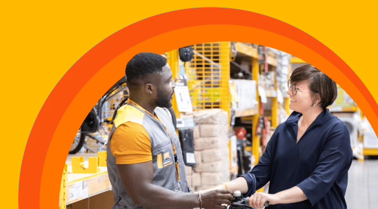 imagen de la web de electro depot de dos personas hablando en la tienda de electro depot