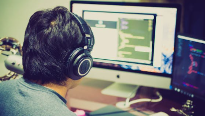 Persona che utilizza i software iubenda in sconto con i codici promozionali iubenda