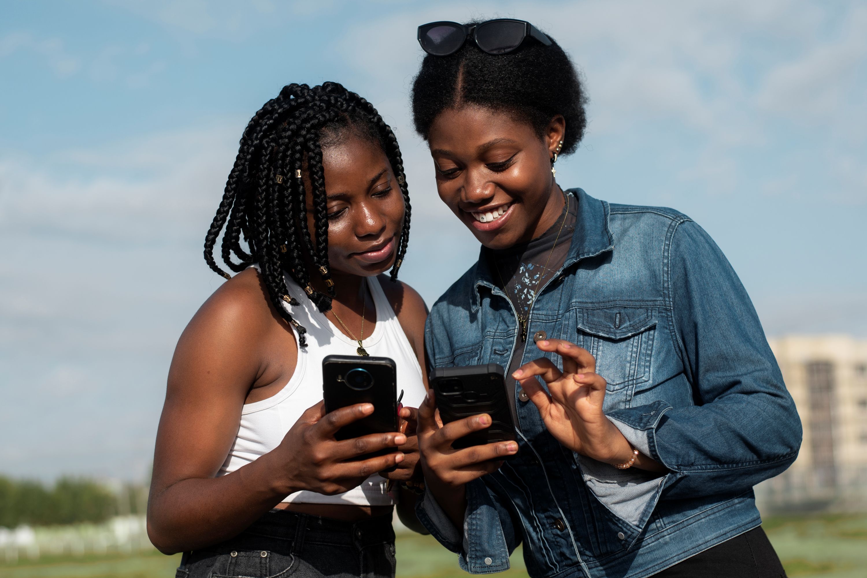 medium-shot-smiley-friends-with-smartphones