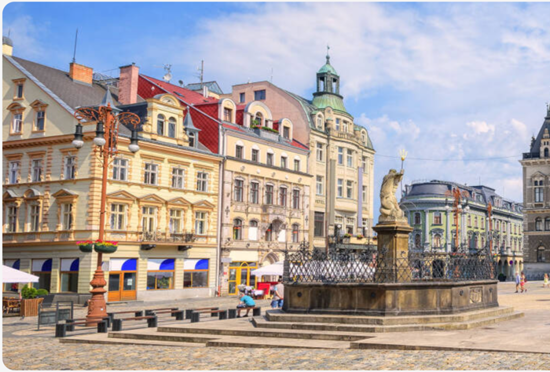 Teil einer Altstadt mit einem Brunnen und einer Statue