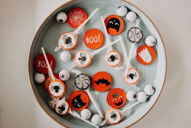 A bowl of orange and black Halloween candy.