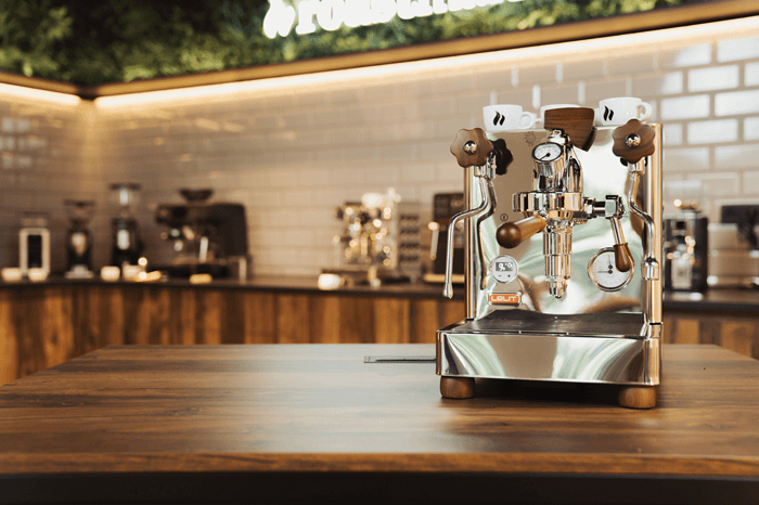 Eine roastmarket Kaffeeemaschine auf einem Holztisch