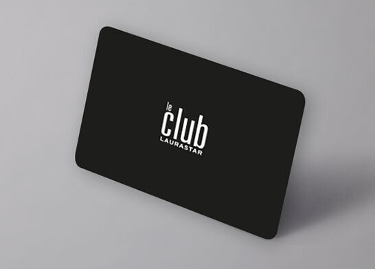 Eine schwarze Karte mit einer weißen Le Club-Aufschrift in der Mitte