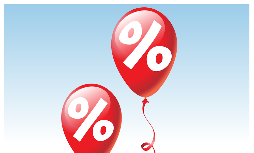 Zwei rote Balloons mit Rabatt-Symbolen