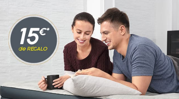 personas en un colchón de la marca con oferta de suscripción