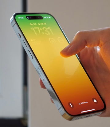 móvilo de persona mirando descuentos axa assistance en la app
