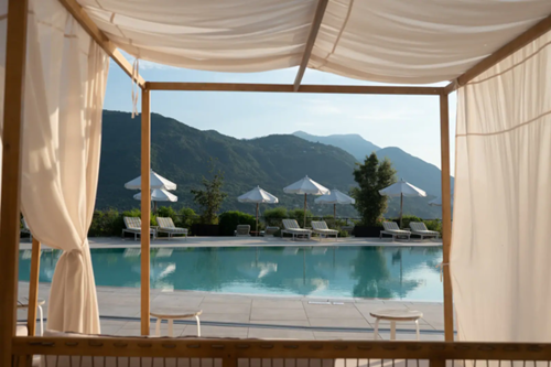Ein großer Pool an einem Urlaubsresort vor ein paar Bergen