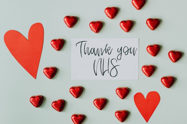 A note saying Thank you NHS surrounded by red hearts.
