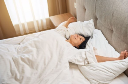 donna che dorme tra le coperte da comprare online con un codice sconto Materassi e Doghe