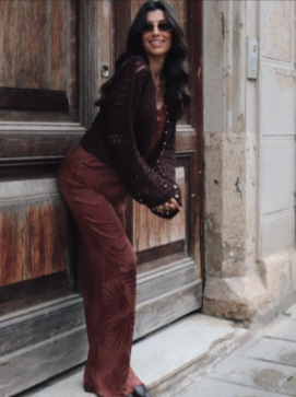 donna in posa con un vestito da poter acquistare con un codice sconto motivi
