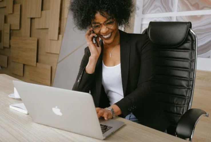 donna che lavora come assistente al cliente che aiuta a trovare un codice sconto Compass ai clienti