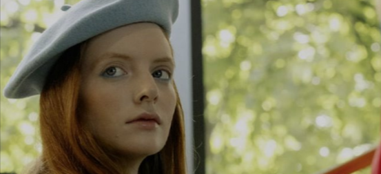 donna che indossa un cappello Drestige da poter acquistare sul sito ufficiale con un codice sconto Drestige