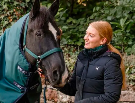 imagen de la web de galope store de chica con un caballo