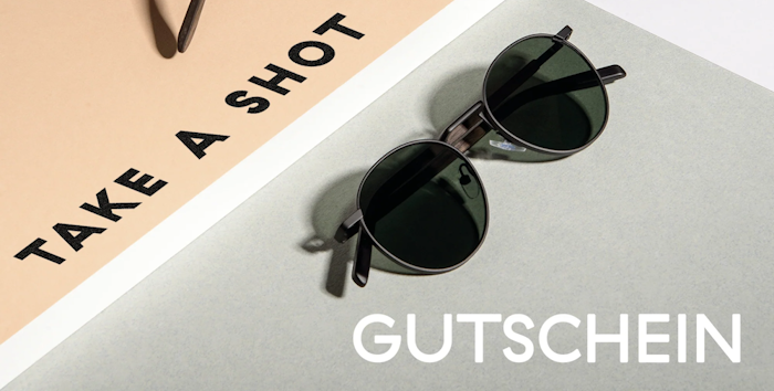Eine Sonnebrille von Take A Shot einer Gutschein-Aufschrift daneben