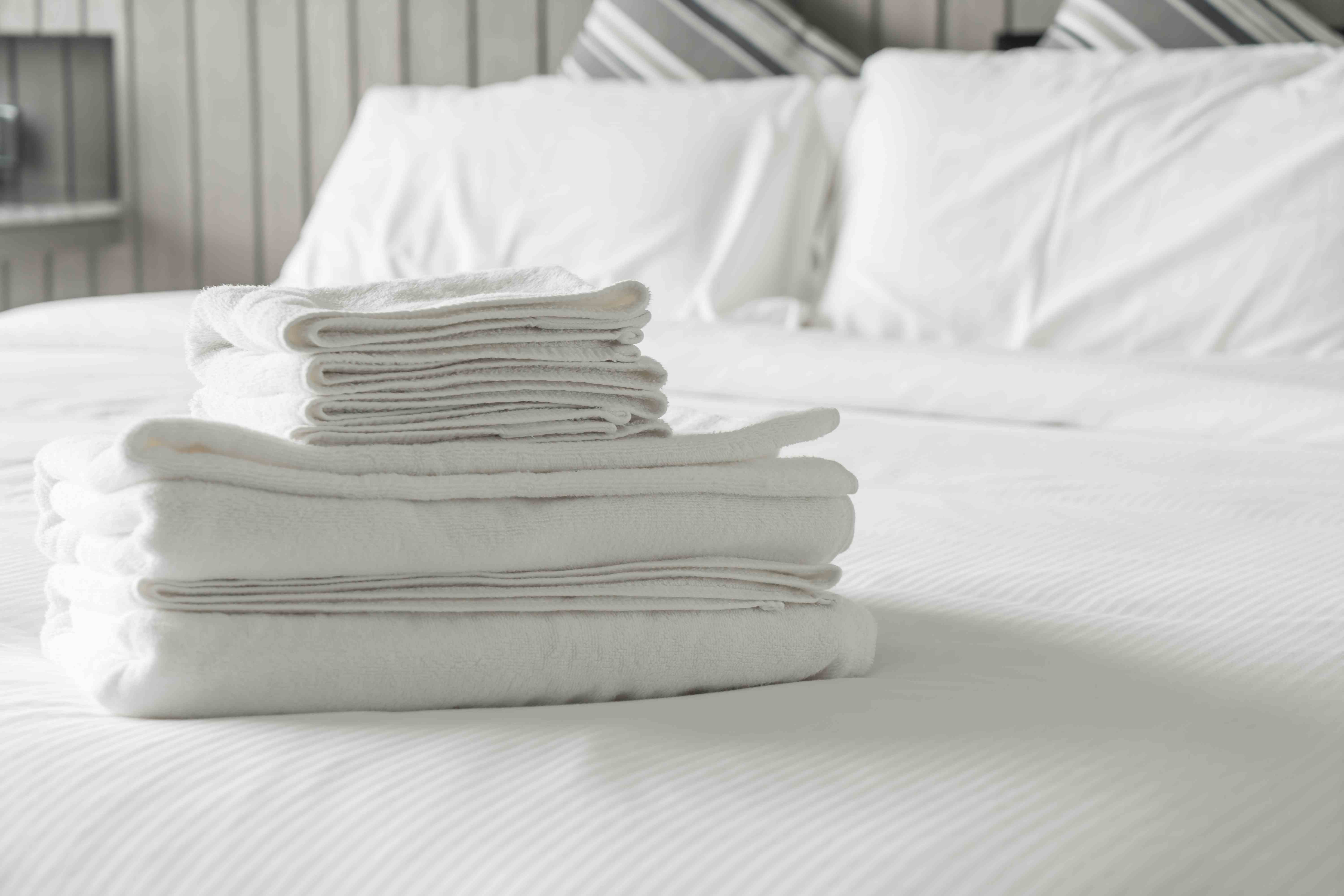 white-towel-bed-decoration-bedroom-interior