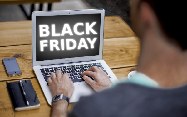 imagen de pixabay de persona buscando descuentos y cupones black friday en el ordenador