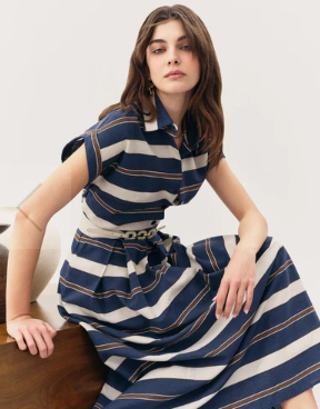 donna seduta che indossa vestito da comprare con un codice sconto motivi