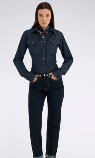 donna che indossa abbigliamento Gas Jeans in offerta, comprato con un codice sconto Gas Jeans