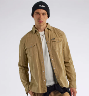 uomo che indossa cappello e giacca Gas Jeans da comprare con un codice sconto Gas Jeans