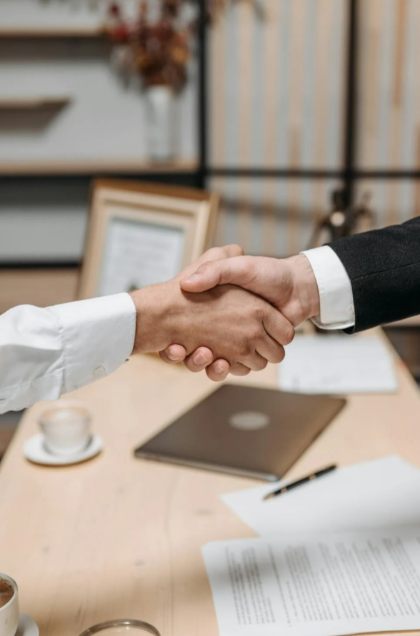 stretta di mano tra due persone dopo un finanziamento Compass con un codice sconto Compass
