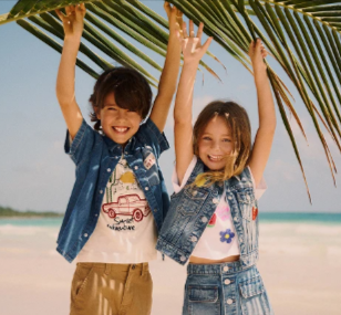 bambini che indossano vestiti OVS acquistati con un codice sconto OVS