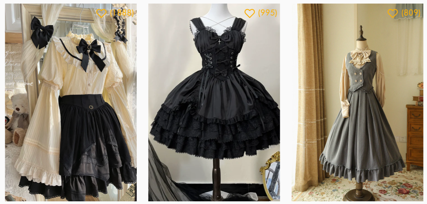 Drei verschiedene ausgestellte Kleider im Lolita-Stil