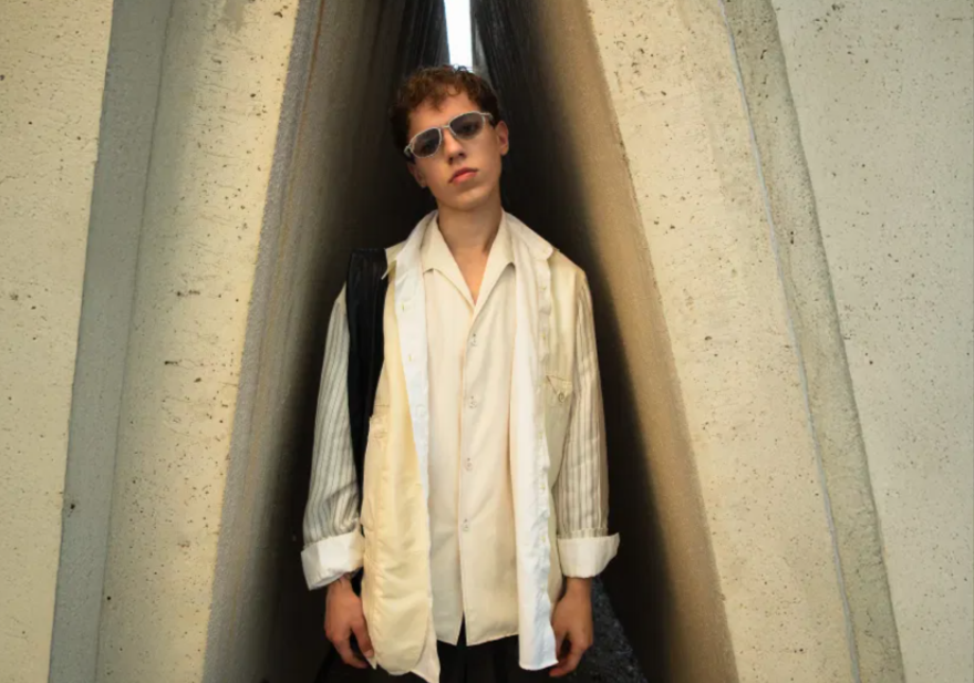 ragazzo che indossa vestiti comprati da Deliberti con un codice sconto Deliberti