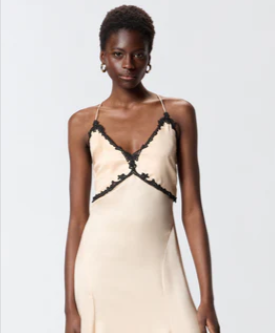donna che indossa vestito bianco da poter acquistare in offerta con un codice sconto PINKO