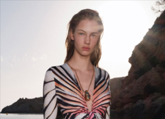 ragazza che indossa vestito Roberto Cavalli da poter acquistare online con un codice sconto Roberto Cavalli