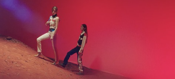 donne che camminano con indosso vestiti Diesel comprati con un coupon Diesel