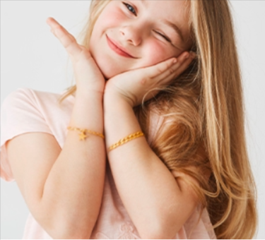 ragazzina con due bracciali comprati a basso prezzo con un codice sconto GIOIAPURA