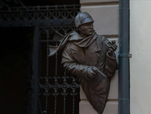 A Sherlock Holmes statue in London