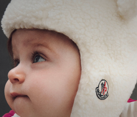 neonato con cappello della marca Moncler da poter comprare scontato con un codice sconto Monti Boutique