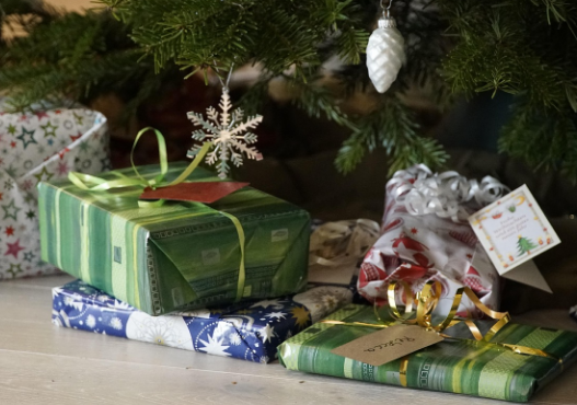 regalos bajo el árbol comprados con las ofertas de reyes de Love Coupons