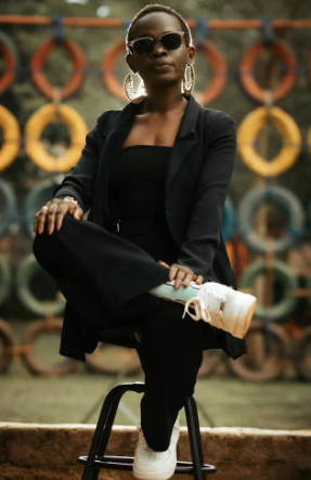 donna che indossa outfit e scarpe da poter comprare in offerta con un codice sconto escarpe.it