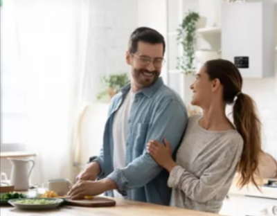 coppia felice che cucina dopo aver sottoscritto abbonamento caldaia con un coupon Eni gas e luce